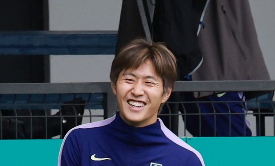환하게 웃는 이강인