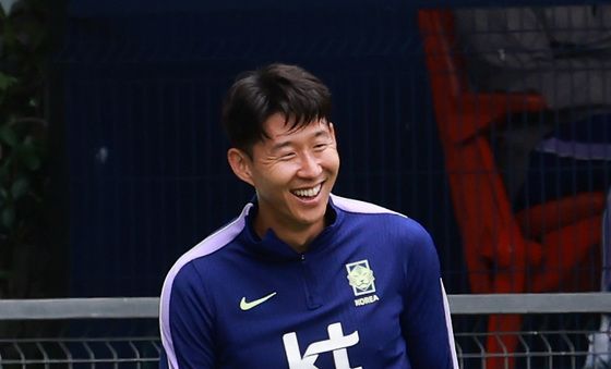 환하게 웃는 손흥민