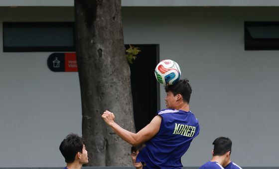 헤딩하는 오현규