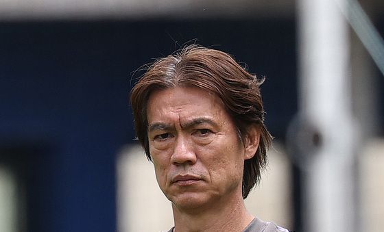 선수들 지켜보는 홍명보 감독