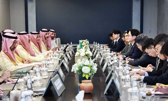 면담하는 김정관 장관과 사우디 산업광물자원부 장관