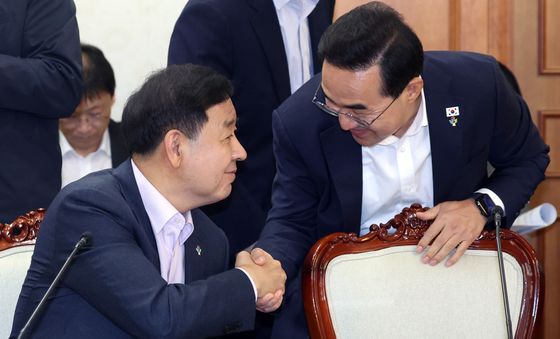 악수하는 구윤철·박홍근