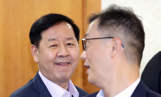 한상익 국정과제비서관과 인사하는 구윤철 부총리