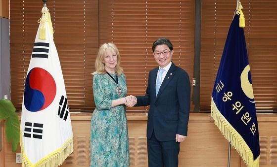 악수하는 이억원 금융위원장과 런던금융특구 시장