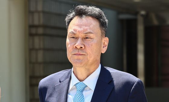 '내란 가담' 김명수 전 합참의장, 굳은 표정으로