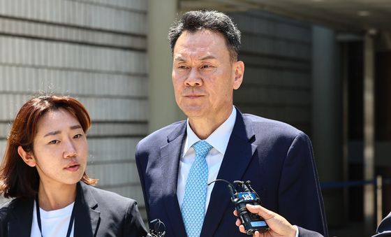 '내란 가담' 김명수 전 합참의장, 굳은 표정으로