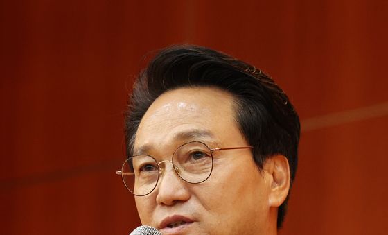 인수위원회 출범식에서 인사말 하는 안민석