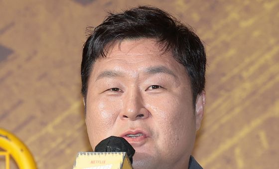 인사말 하는 윤경호