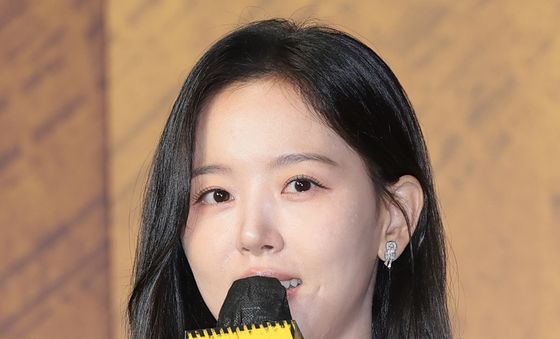 인사말 하는 강한나
