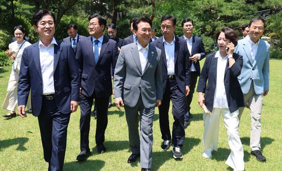 간담회장으로 향하는 김민석 총리와 광역단체장 당선자들