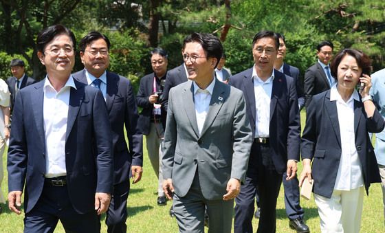 밝은 분위기의 김민석 총리와 광역단체장 당선자들