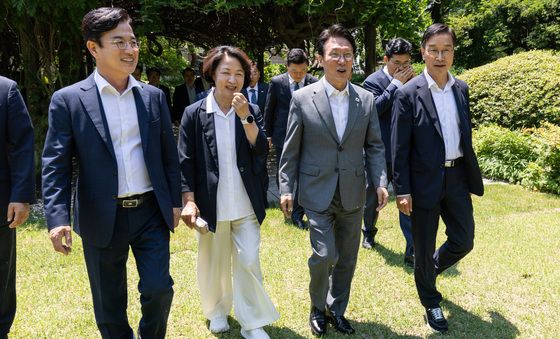 광역단체장 당선자들과 함께 이동하는 김민석 총리