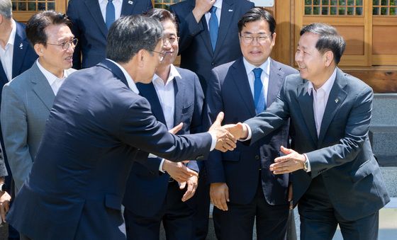 광역단체장 당선자들과 인사나누는 구윤철 부총리