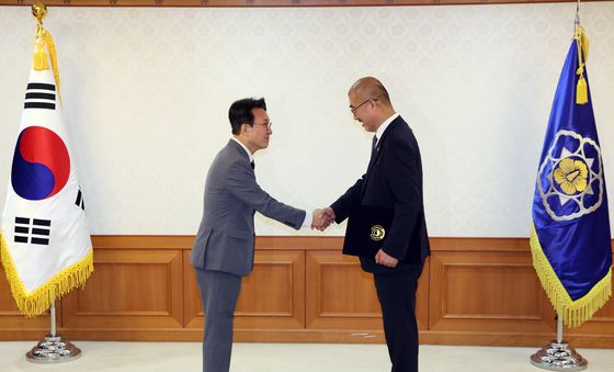 장지성 전주교육대학교 총장에게 임명장 전달하는 김민석 총리