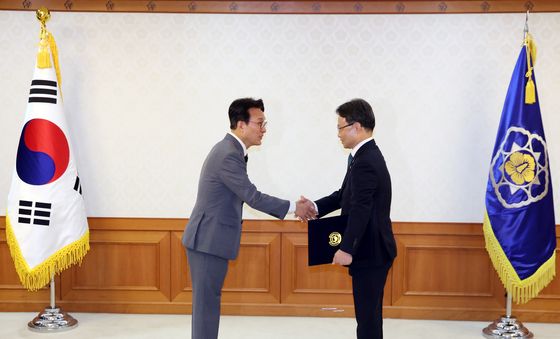 박은식 산림청장에게 임명장 전달하는 김민석 총리