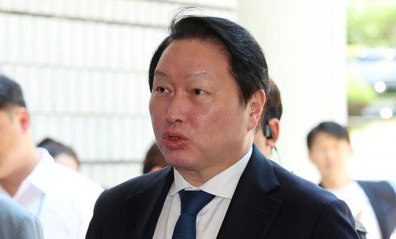 법정 향하는 최태원 SK그룹 회장