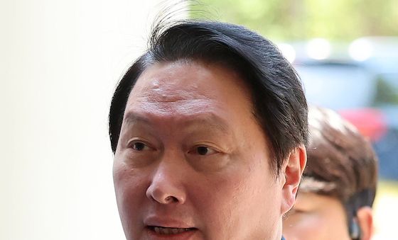 취재진 질문에 답하며 법정 향하는 최태원 회장