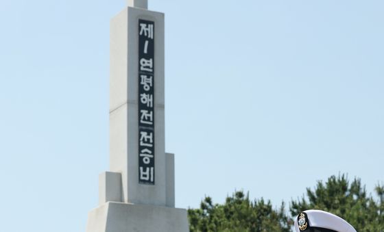 애국가 제창하는 참석자들