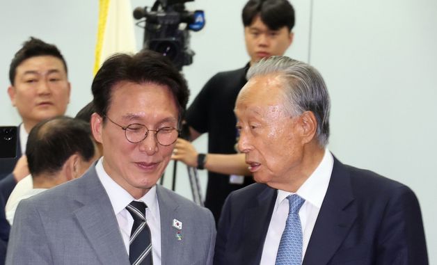 권노갑 이사장과 대화 나누는 김민석 총리