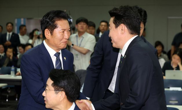 악수 나누는 정청래·강훈식
