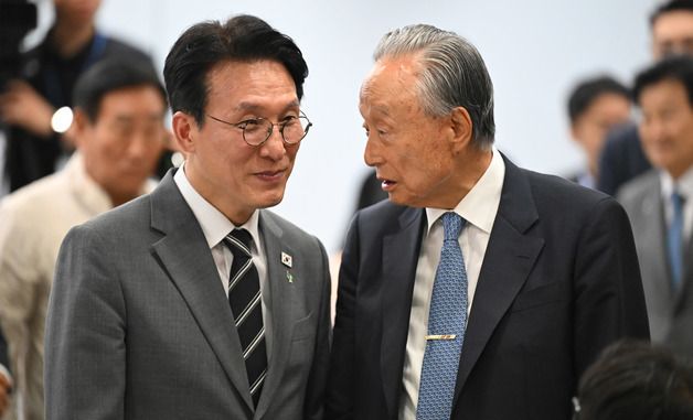 권노갑 이사장과 대화하는 김민석 국무총리
