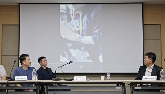 잠실 개표소 현장 영상 시청하는 유승민 대한체육회장