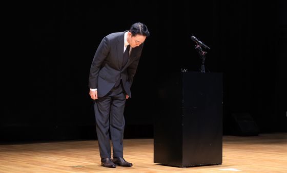 고개 숙여 사과하는 홍정도 중앙그룹 부회장