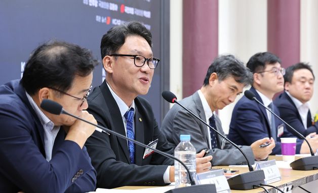 토론하는 송권 국가철도공산 건설본부 심사기준처장