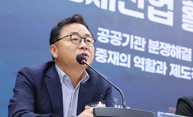 토론하는 최일동 국민제안감사2국장