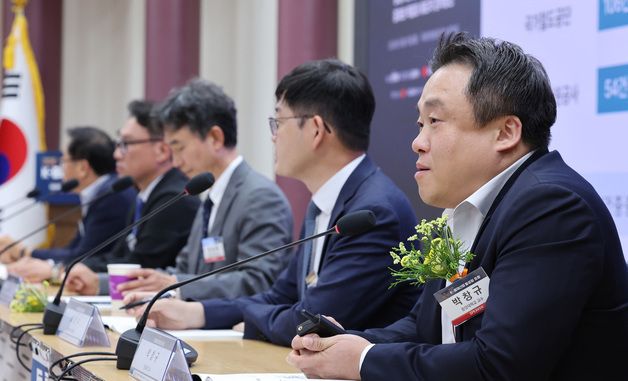 토론하는 박창규 교수