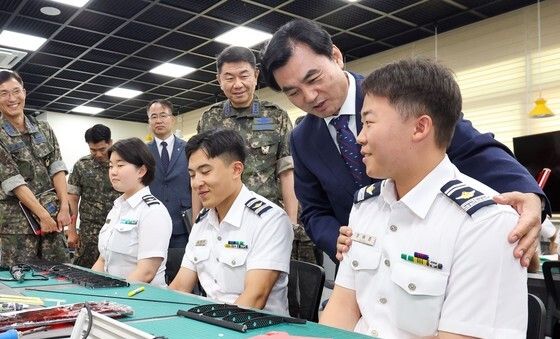 공군사관생도들 격려하는 안규백 국방장관