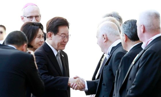 의장단과 인사하는 이재명 대통령