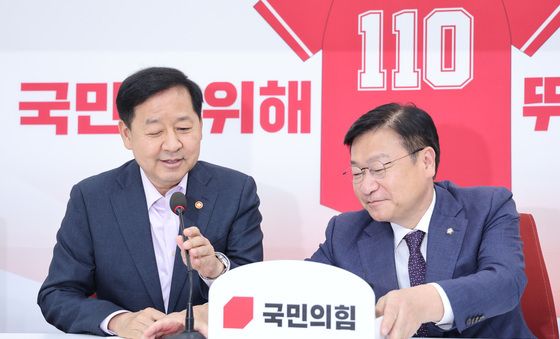 마이크 넘겨주는 정점식 원내대표