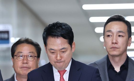 굳은 표정으로 최고위 향하는 장동혁