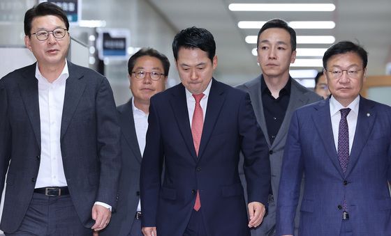 굳은 표정의 장동혁 대표