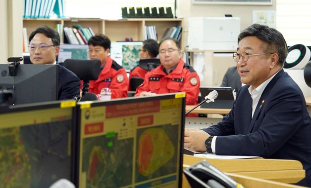 윤호중 행안부 장관, 중앙산림재난상황실 직원들 격려