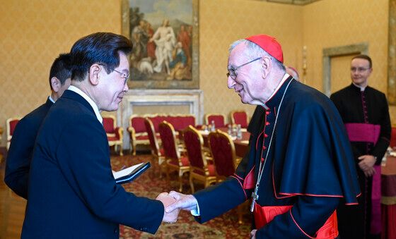 참석자와 인사하는 이재명 대통령