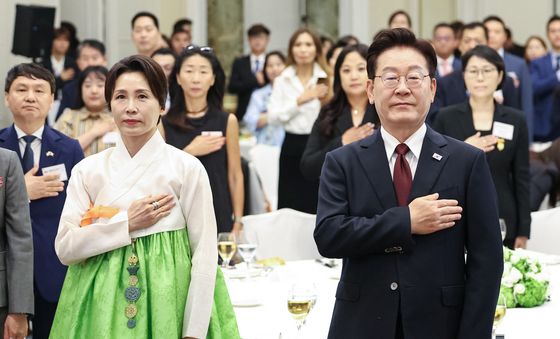 국민의례 하는 이재명 대통령·김혜경 여사