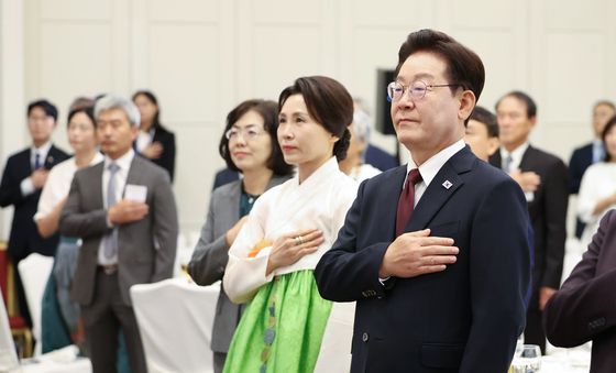 국민의례 하는 이재명 대통령·김혜경 여사