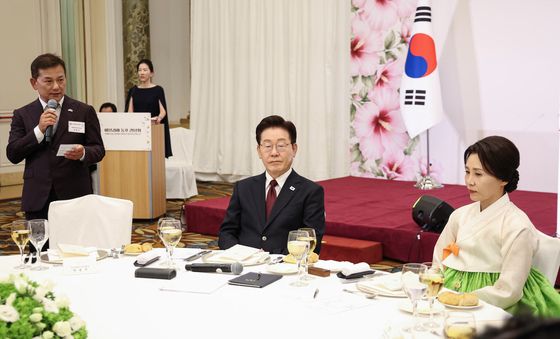 발언 듣는 이재명 대통령·김혜경 여사