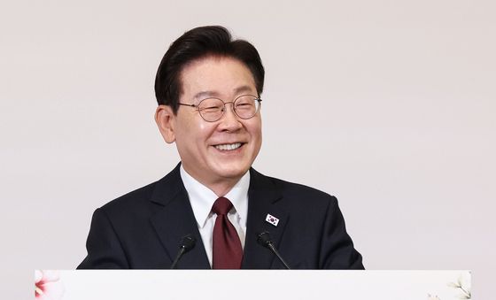 미소 짓는 이재명 대통령