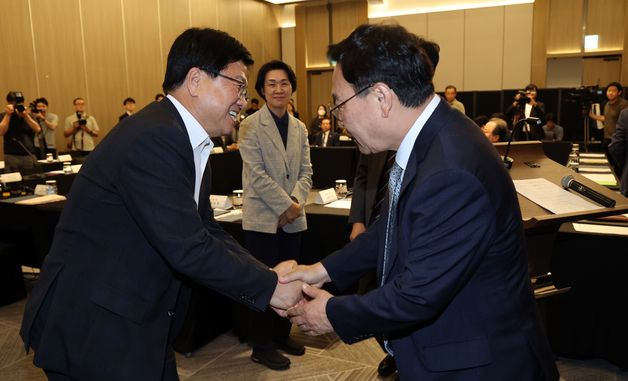 인사 나누는 최교진 교육부 장관·정근식 서울시교육감