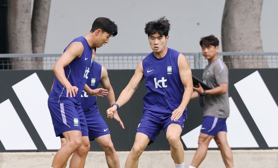 몸푸는 손흥민과 김태현