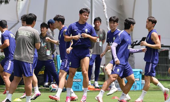 가볍게 몸 푸는 대한민국 축구대표팀