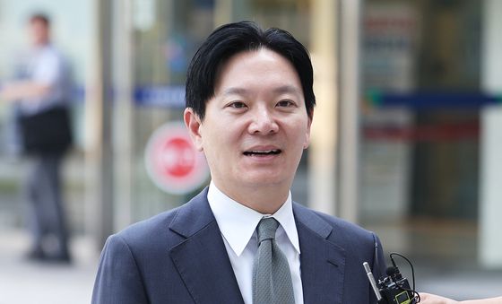 수원지법 들어서는 박상용 검사