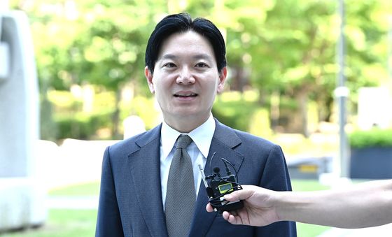 취재진 질문에 답하는 박상용 검사