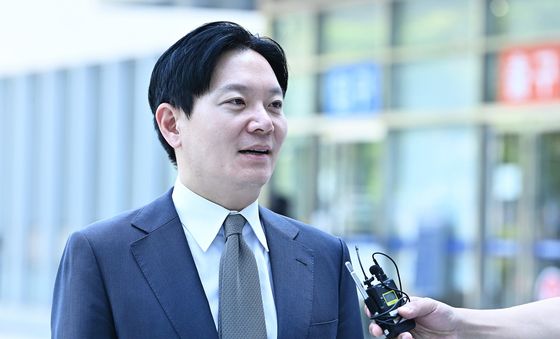 취재진 질문에 답하는 박상용 검사