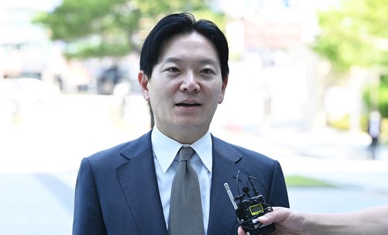 취재진 질문에 답하는 박상용 검사