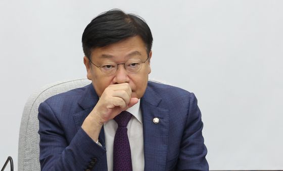 생각에 잠긴 정점식 원내대표