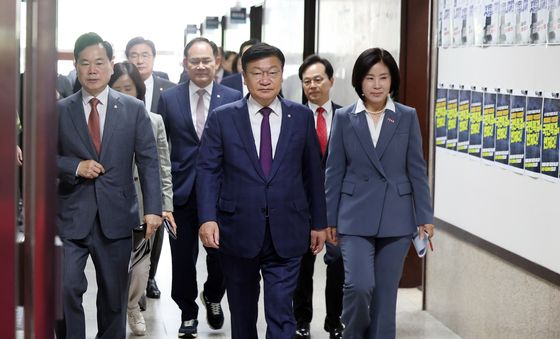 새 원내대표단과 함께 회의 참석하는 정점식